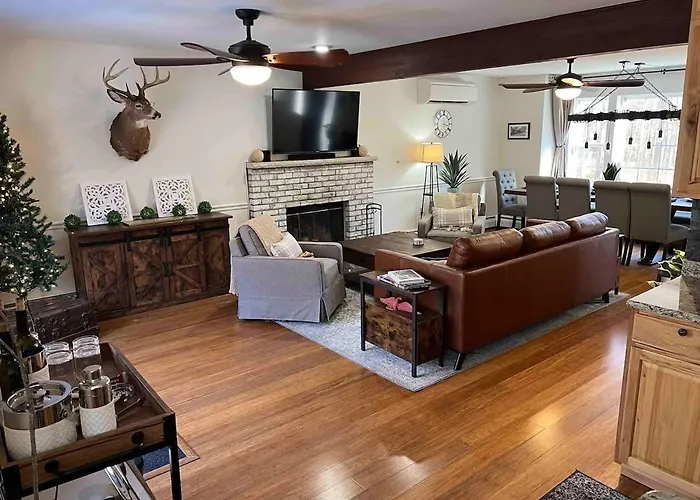 Luxe 4 Bedroom Oasis With Hot Tub