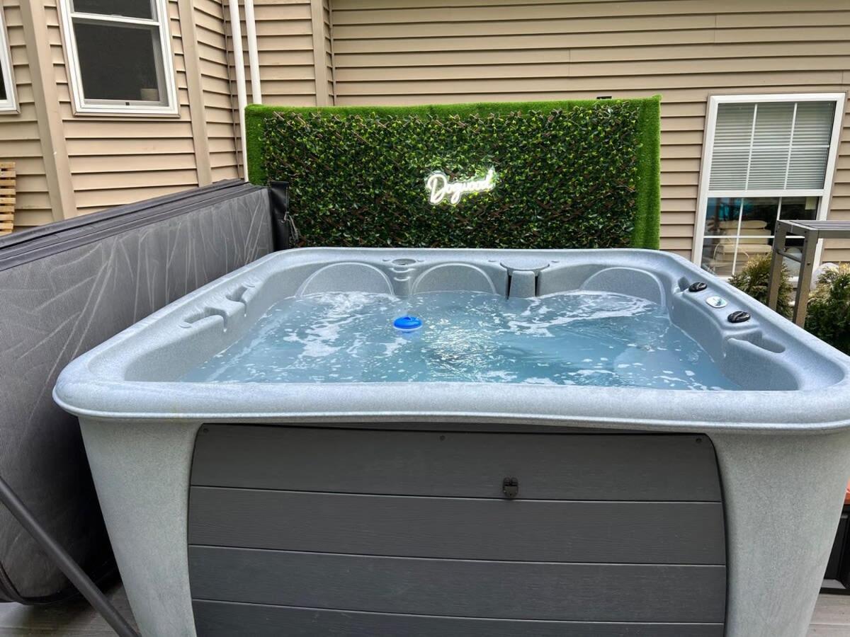 Luxe 4 Bedroom Oasis With Hot Tub Holiday home *