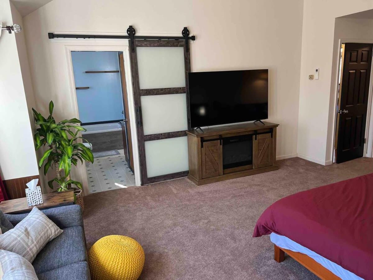 Luxe 4 Bedroom Oasis With Hot Tub Holiday home *
