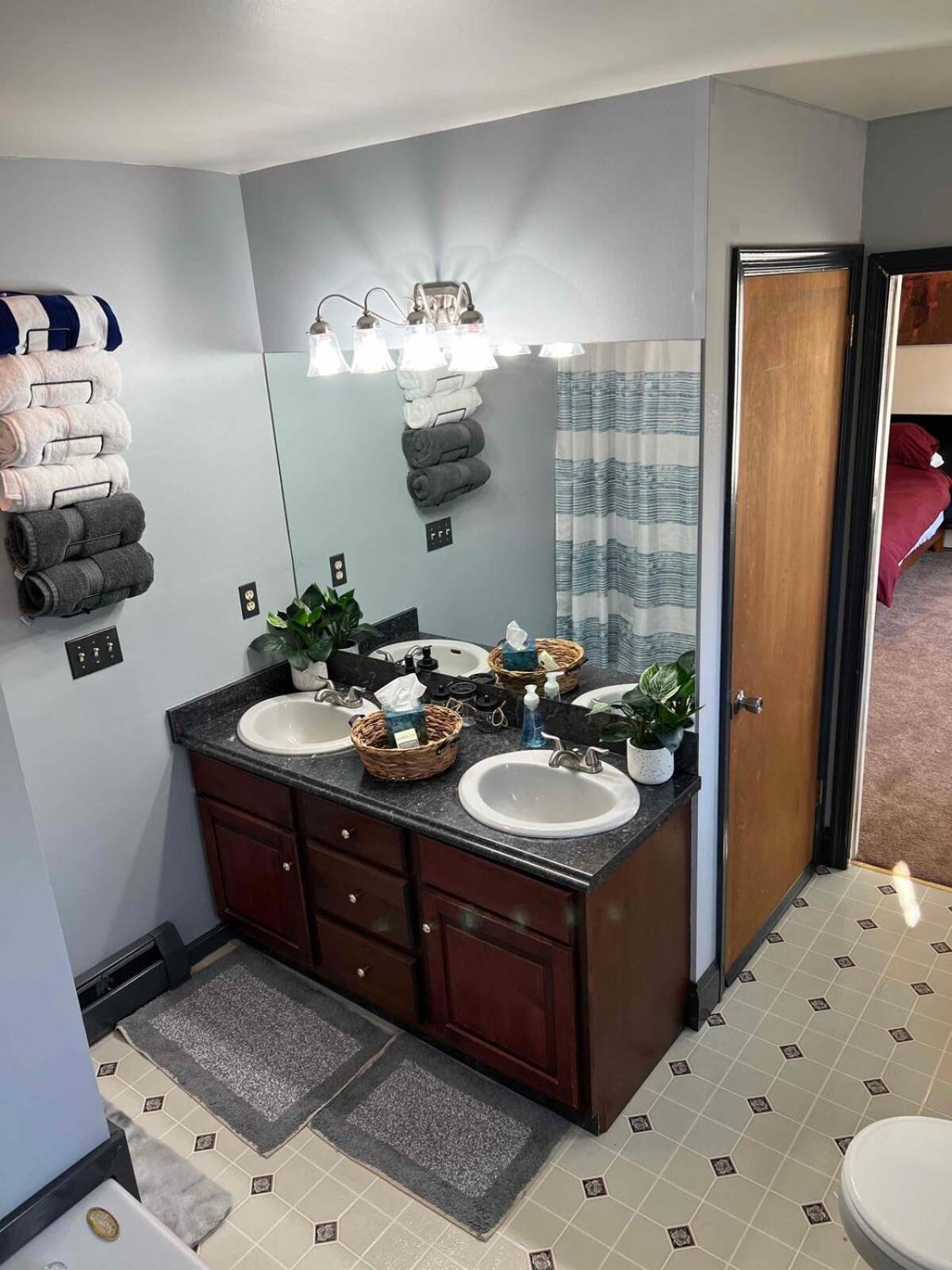 Luxe 4 Bedroom Oasis With Hot Tub *