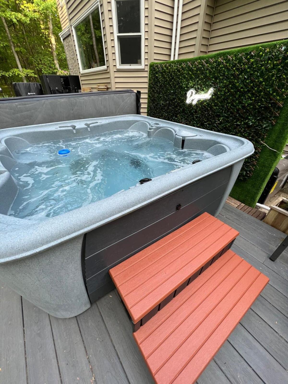 Luxe 4 Bedroom Oasis With Hot Tub