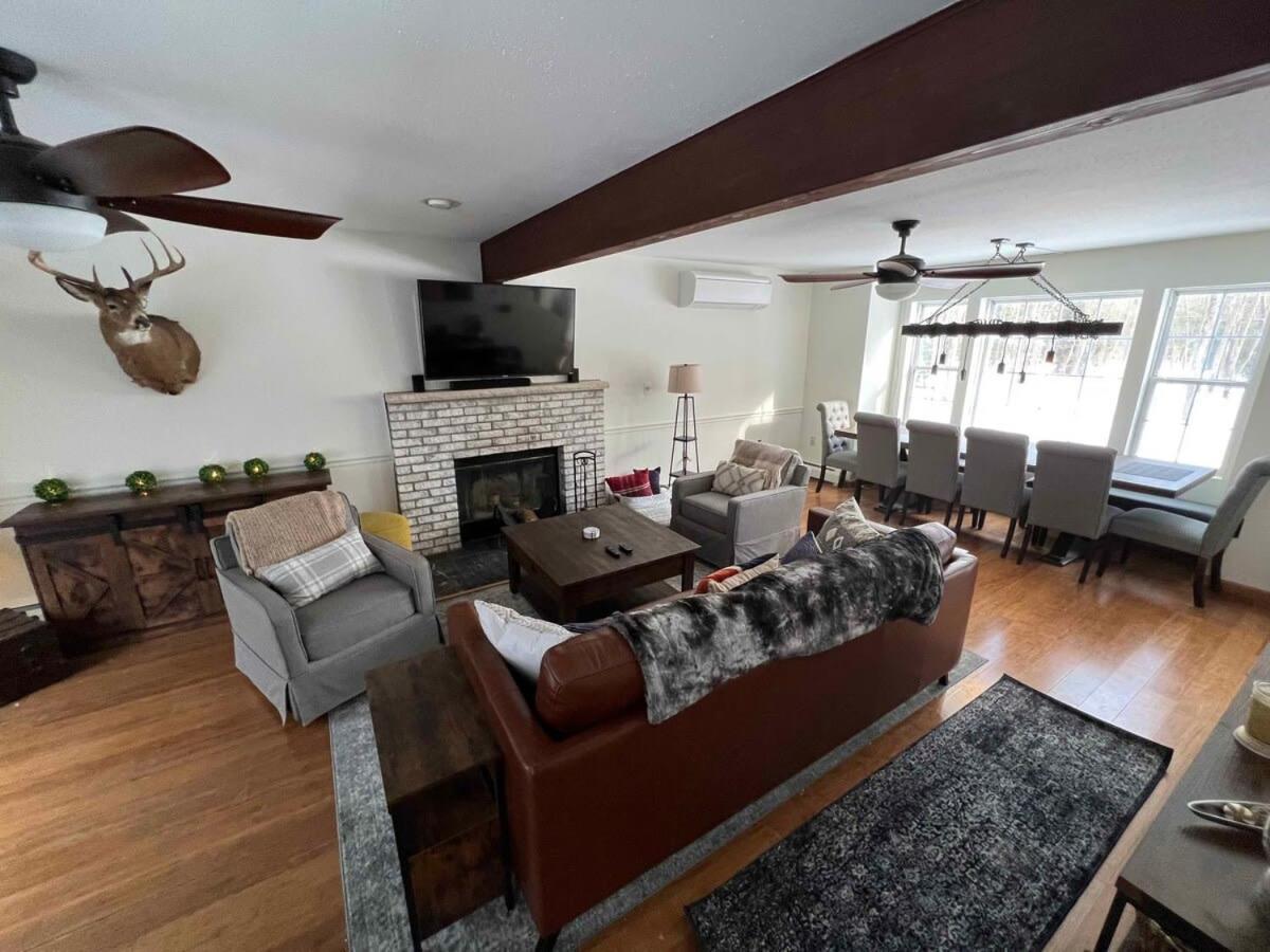 Holiday home Luxe 4 Bedroom Oasis With Hot Tub *