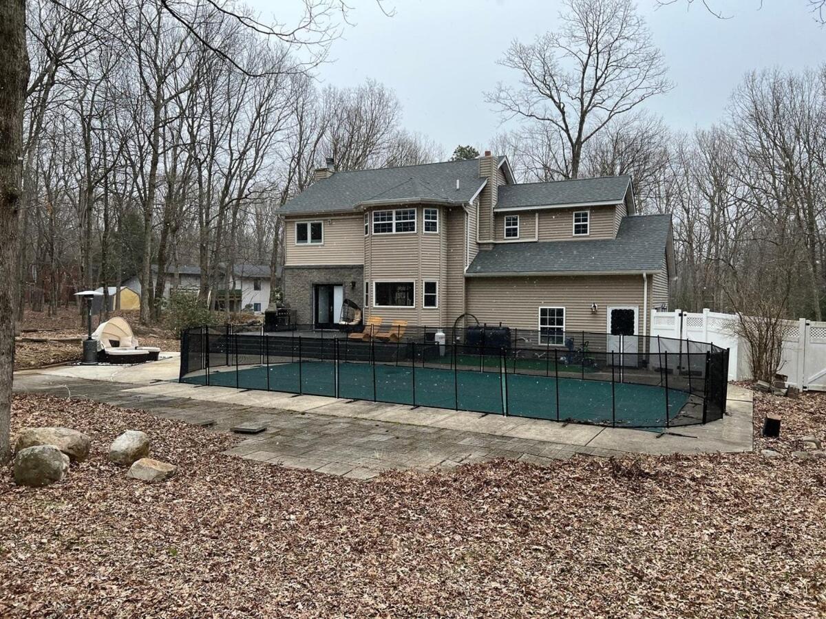 Luxe 4 Bedroom Oasis With Hot Tub Holiday home