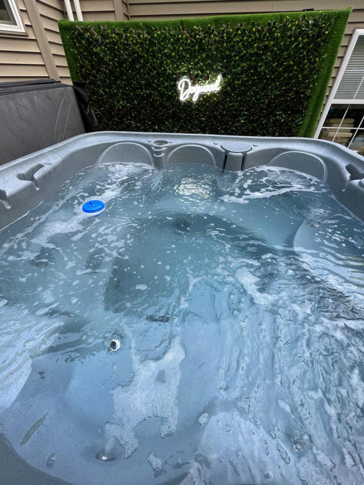Holiday home Luxe 4 Bedroom Oasis With Hot Tub