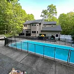 Luxe 4 Bedroom Oasis With Hot Tub